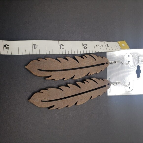Long boho wood carved feather shape earrings - Picture 3 of 4